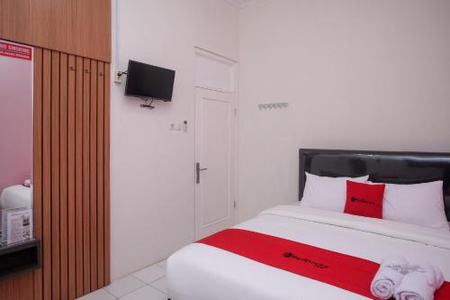 Katil atau katil-katil dalam bilik di RedDoorz Syariah near Kampus UNSOED Purwokerto