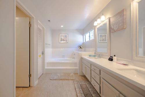 uma casa de banho branca com uma banheira, um lavatório e uma banheira tubermott em @ Marbella Lane - 4BR Cozy home in SJ Pool em San José