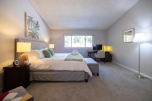 um quarto com uma cama grande e uma secretária em @ Marbella Lane - 4BR Cozy home in SJ Pool em San José