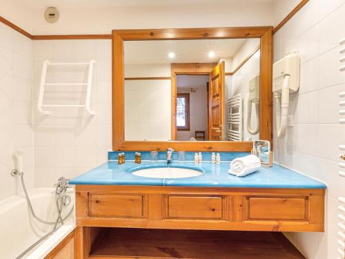 une salle de bain avec un lavabo et un miroir dans l'établissement Appartement skis aux pieds avec balcon, cheminée et parking - Méribel - FR-1-613-3, à Méribel