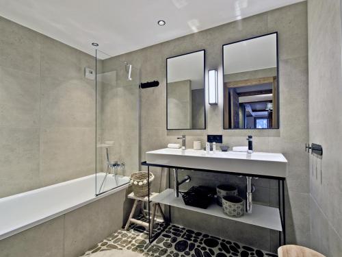 une salle de bain avec un lavabo, une douche et une baignoire dans l'établissement Charmant Appartement à Méribel - 3 Chambres, 6 Pers, Balcon & TV, Services Inclus - FR-1-613-33, à Méribel