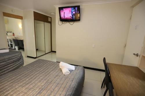 Ένα ή περισσότερα κρεβάτια σε δωμάτιο στο Miners Lodge Motor Inn