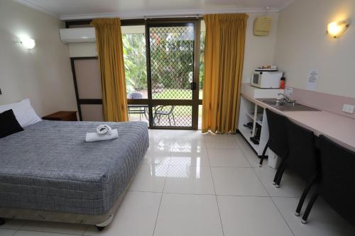 Ένα ή περισσότερα κρεβάτια σε δωμάτιο στο Miners Lodge Motor Inn