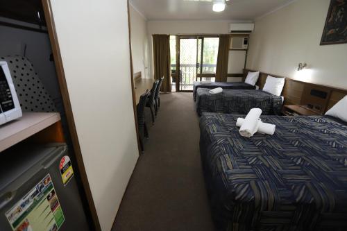 Ένα ή περισσότερα κρεβάτια σε δωμάτιο στο Miners Lodge Motor Inn