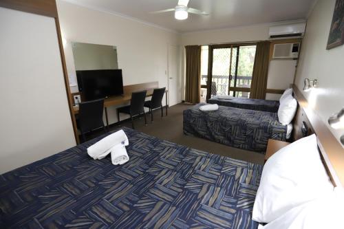 Ένα ή περισσότερα κρεβάτια σε δωμάτιο στο Miners Lodge Motor Inn
