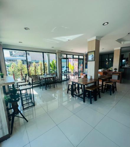 Un restaurante u otro lugar para comer en ช้างเผือกเกสต์เฮ้าส์ Changphueak Guesthouse