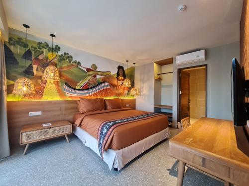1 dormitorio con 1 cama y una pintura en la pared en Parlezo by Kagum Hotels, en Labuan Bajo