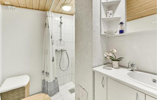 Koupelna v ubytování Gorgeous Home In Randbl With Kitchen