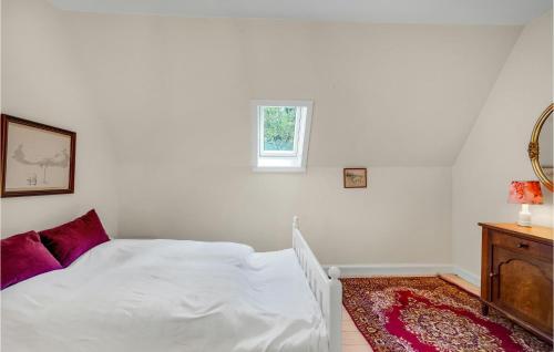 Una cama o camas en una habitación de 8 Bedroom Beautiful Home In Kværndrup