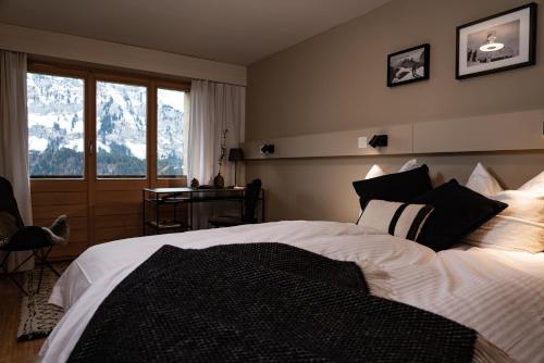 Postel nebo postele na pokoji v ubytování VILLA HUNDERT Boutique Mountainscape