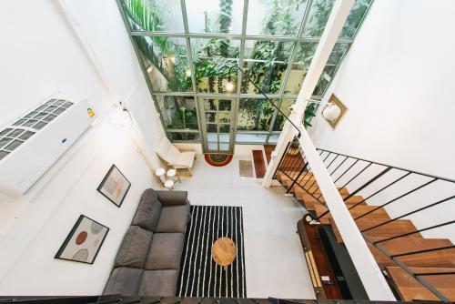 a view from the second floor of a house with a staircase at HomeHomeBangsaen in Ban Bang Saen (1)