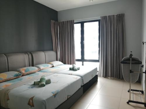 una camera da letto con due letti con sopra degli animali di peluche di 3 bedroom 12pax Midhills pool view free WIFI a Resorts World Genting