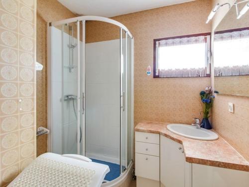 une salle de bain avec douche et lavabo dans l'établissement Appartement T2 lumineux avec balcon, parking privé à Cauterets, proche centre et télécabine - FR-1-401-28, à Cauterets