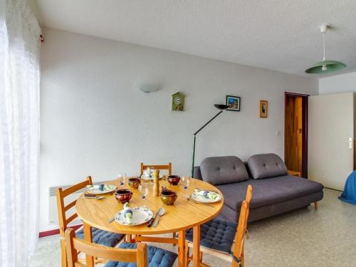 un salon avec une table et un canapé dans l'établissement Appartement T2 lumineux avec balcon, parking privé à Cauterets, proche centre et télécabine - FR-1-401-28, à Cauterets