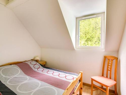 une petite chambre avec un lit et une fenêtre dans l'établissement Chalet duplex 6 pers avec parking à 600m des remontées, proche commerces et navette gratuite - FR-1-401-42, à Cauterets