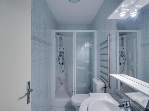 une salle de bain avec une douche, des toilettes et un lavabo dans l'établissement Appartement T2 avec terrasse, coin nuit, parking et proximité télécabine - 4 pers. - FR-1-401-66, à Cauterets