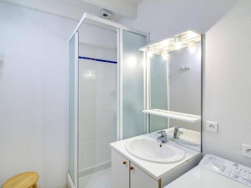 une salle de bain blanche avec un lavabo et une douche dans l'établissement Chalet duplex 6 pers avec parking à 600m des remontées, proche commerces et navette gratuite - FR-1-401-42, à Cauterets