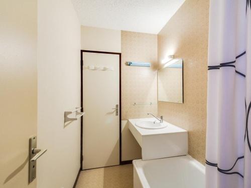 コトレにあるAppartement Cauterets, 2 pièces, 4 personnes - FR-1-401-92のバスルーム(洗面台、トイレ、シャワー付)