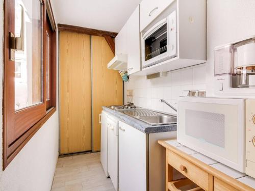 Appartement Cauterets, 2 pièces, 4 personnes - FR-1-401-90にあるキッチンまたは簡易キッチン