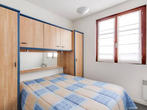 Appartement Cauterets, 2 pièces, 4 personnes - FR-1-401-90にあるベッド