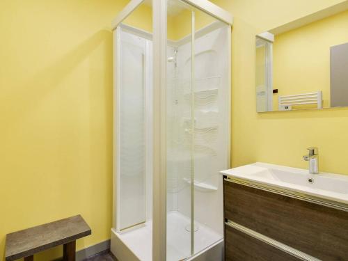 une salle de bain avec douche et lavabo dans l'établissement Loue Apt 6 Pers, Centre Cauterets, 2 Ch, Tout Équipé, Proche Pistes - FR-1-401-136, à Cauterets
