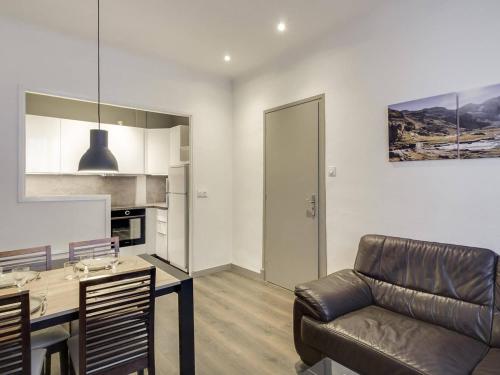 un salon avec une table et un canapé en cuir dans l'établissement Loue Apt 6 Pers, Centre Cauterets, 2 Ch, Tout Équipé, Proche Pistes - FR-1-401-136, à Cauterets