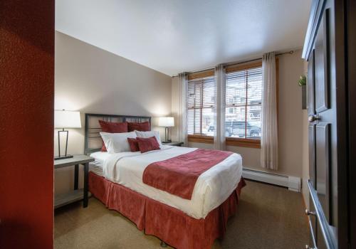 Un pat sau paturi într-o cameră la Premium Unit 1108 - One Bedroom - Zephyr Mountain Lodge condo