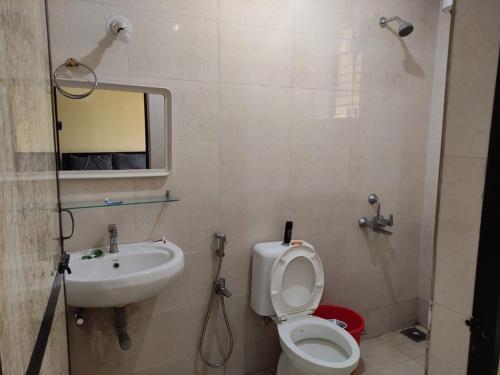 een badkamer met een toilet en een wastafel bij 002 MŸKA at Dsouza Heritage, Moira in Mapusa