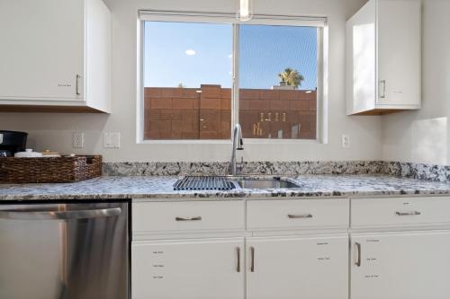kuchnia ze zlewem i oknem w obiekcie @ Marbella Lane - Elegant & Artistic Home w/ Pool w mieście Tucson