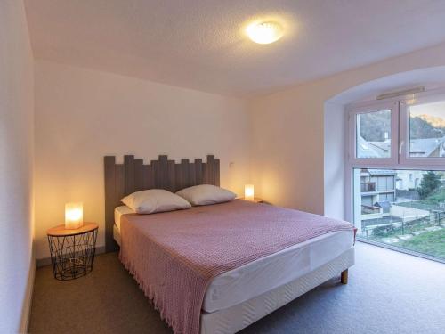 - une chambre avec un grand lit et une fenêtre dans l'établissement Appartement Barèges, 2 pièces, 5 personnes - FR-1-403-86, à Barèges