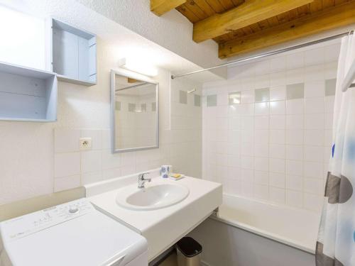 La salle de bains est pourvue d'un lavabo, d'un miroir et d'une baignoire. dans l'établissement Appartement Barèges, 2 pièces, 5 personnes - FR-1-403-86, à Barèges