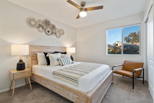 una camera con letto e ventilatore a soffitto di @ Marbella Lane - Elegant & Artistic Home w/ Pool a Tucson