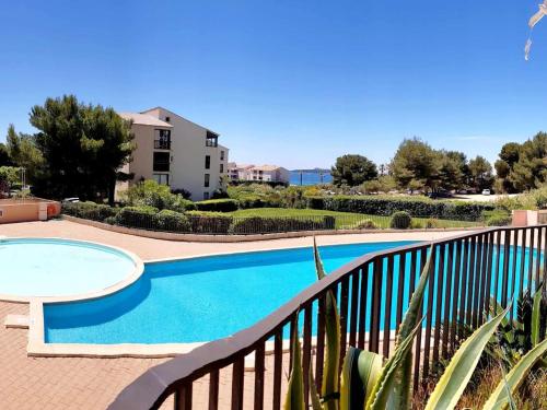 - une piscine sur le balcon d'une maison dans l'établissement T2 rénové avec piscine, parking privé et à 200m des plages - FR-1-316-274, à Six-Fours-les-Plages