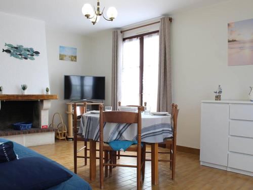 Photo de la galerie de l'établissement Maison calme à Saint-Pierre-d'Oléron, 4 couchages, proche commerces, cour ensoleillée, parking. - FR-1-246A-79, à Saint-Pierre-dʼOléron