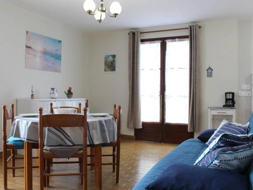 Photo de la galerie de l'établissement Maison calme à Saint-Pierre-d'Oléron, 4 couchages, proche commerces, cour ensoleillée, parking. - FR-1-246A-79, à Saint-Pierre-dʼOléron