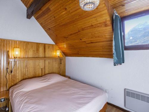 une petite chambre avec un lit et une fenêtre dans l'établissement Duplex T3 à Esquièze-Sère, balcon, wifi et parking - FR-1-402-128, à Esquièze - Sère