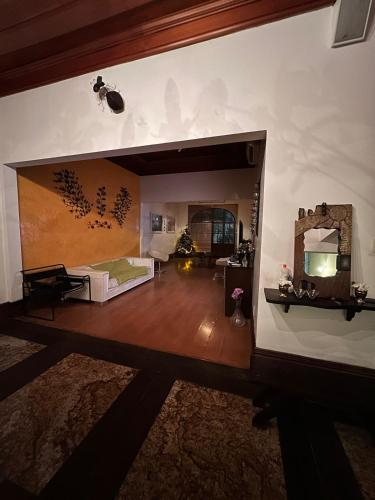 sala de estar con un espejo grande en la pared en Hotel Casa do Visconde, en Manaus