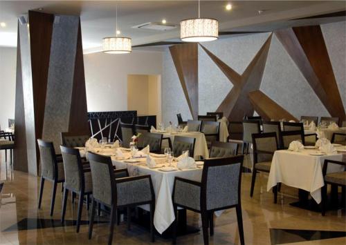 En restaurant eller et andet spisested på West Inn Hotel Faisalabad