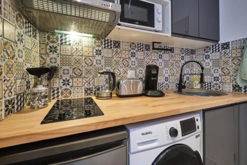 Kuchyň nebo kuchyňský kout v ubytování Place Carnot - studio tout équipé avec jacuzzi proche toutes commodités