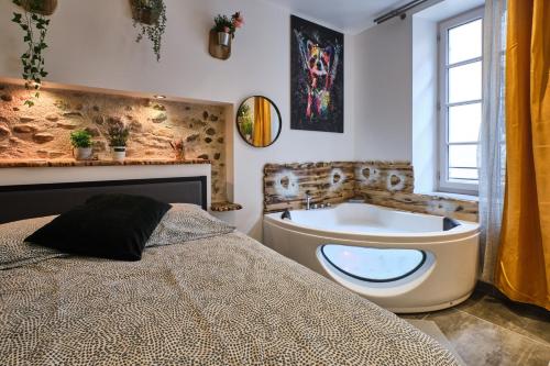 Postel nebo postele na pokoji v ubytování Place Carnot - studio tout équipé avec jacuzzi proche toutes commodités