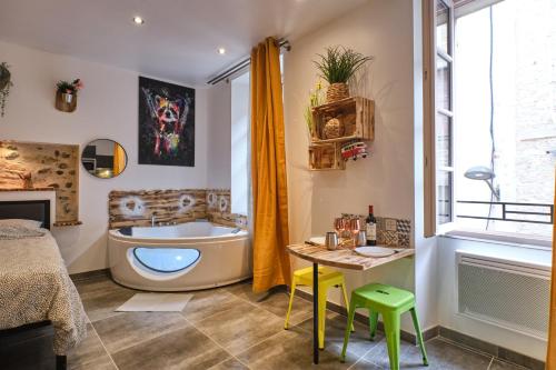 Posezení v ubytování Place Carnot - studio tout équipé avec jacuzzi proche toutes commodités