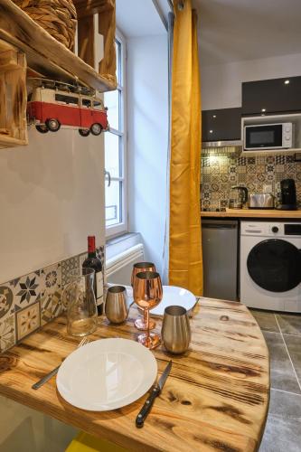 Kuchyň nebo kuchyňský kout v ubytování Place Carnot - studio tout équipé avec jacuzzi proche toutes commodités