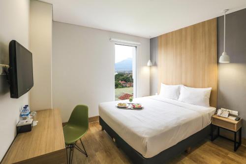 Postel nebo postele na pokoji v ubytování Hotel Citradream Cirebon
