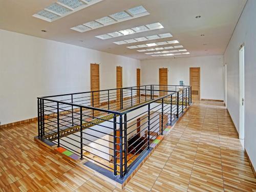 um quarto vazio com uma escada num edifício em OYO Life 91989 K24 Residence Syariah em Palimbão