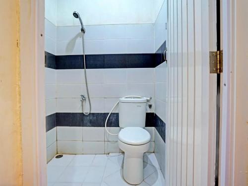 uma pequena casa de banho com WC e chuveiro em OYO Life 91989 K24 Residence Syariah em Palimbão