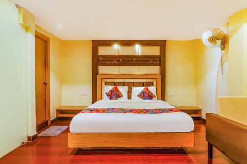 FabHotel Keerthi's Anupama Governor Peta في فيجاياوادا: غرفة نوم بسرير كبير في غرفة