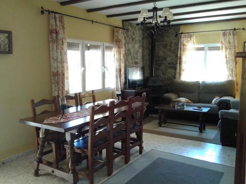 sala de estar con mesa, sillas y sofá en La Morera, El Palmar, en El Palmar