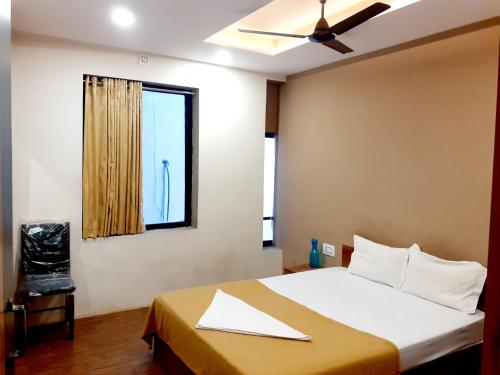 una camera con letto e finestra di Hotel Madery a Mangalore