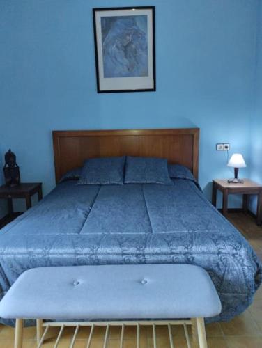 een blauwe slaapkamer met een bed met een blauwe muur bij Casa de camp prop de la Costa Brava in Romanyá de la Selva