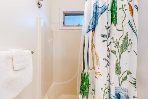 ein Bad mit einem Duschvorhang mit Vogelmuster in der Unterkunft Turtle Shores in Ocean Pines